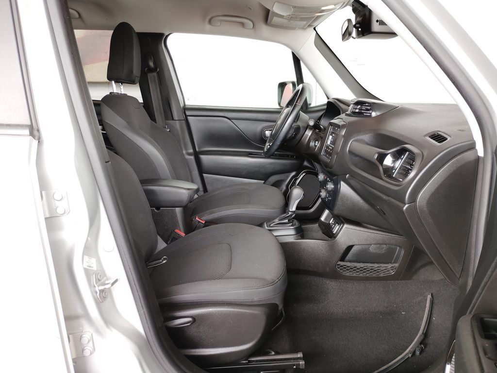 Used 2020 Jeep Renegade Altitude w/ UConnect 8.4 Nav Group FWD image 12