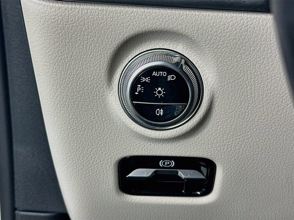 Certified 2025 Mercedes-Benz C 300 Sedan image 10