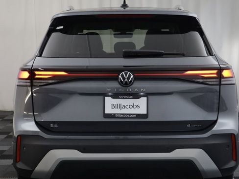 Used 2025 Volkswagen Tiguan SE w/ Panoramic Sunroof Package AWD/4WD image 16