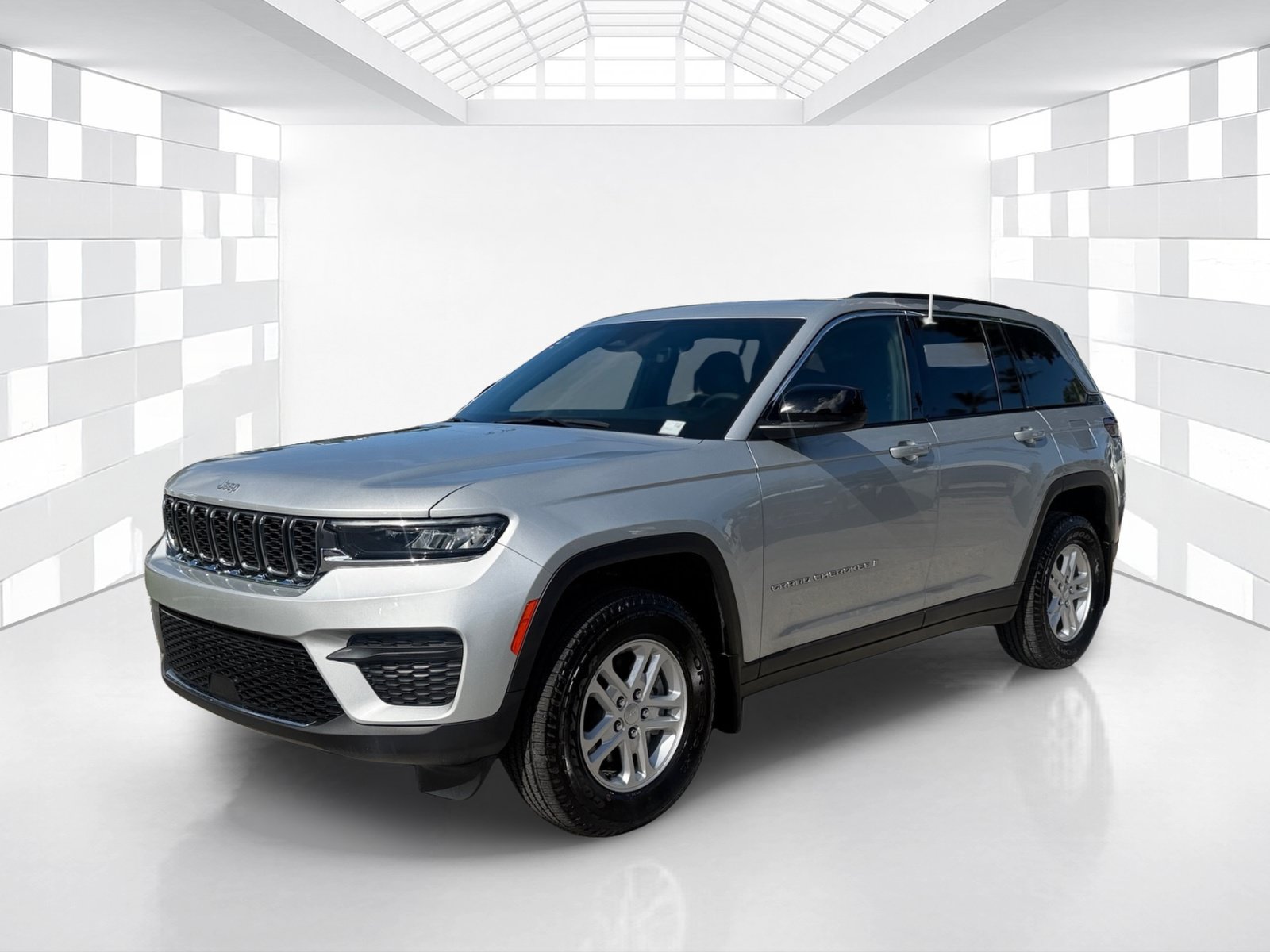 Used 2025 Jeep Grand Cherokee Laredo w/ MOPAR Finishing Package RWD image 3
