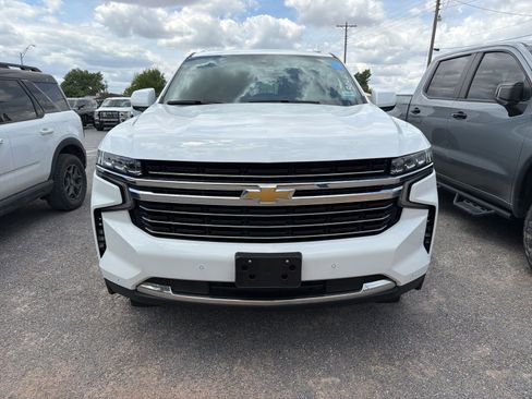 Used 2024 Chevrolet Suburban LT RWD image 2