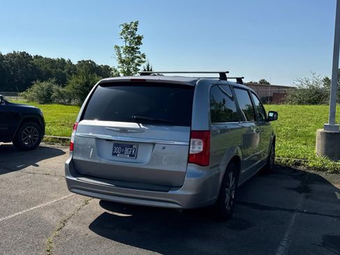 Used 2016 Chrysler Town & Country S w/ Driver Convenience Group FWD image 7