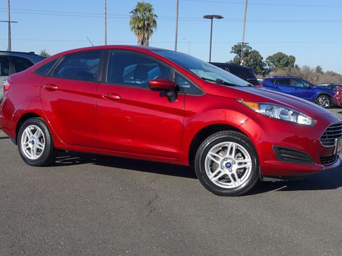 Used 2017 Ford Fiesta SE image 4