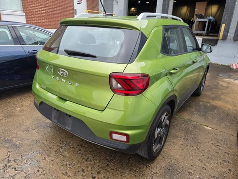 Used 2024 Hyundai Venue SEL FWD image 2