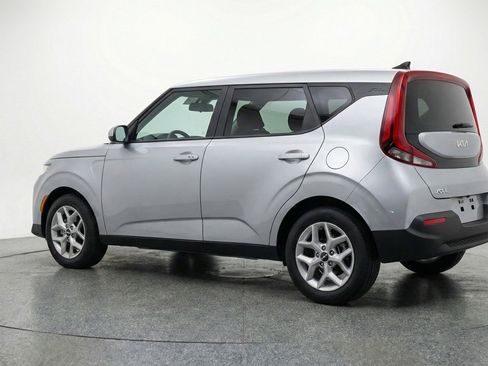 Used 2025 Kia Soul LX w/ LX Technology Package FWD image 6