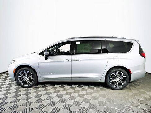 New 2026 Chrysler Pacifica Pinnacle image 4