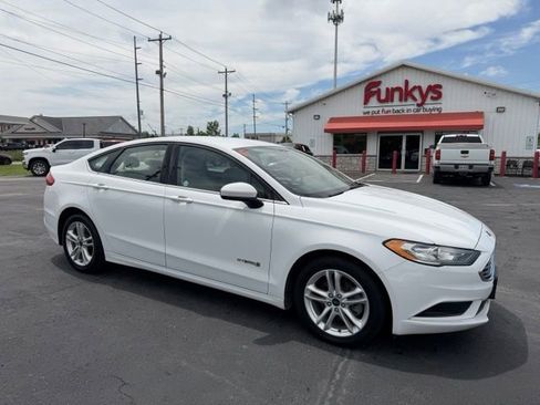 Used 2018 Ford Fusion SE FWD image 1
