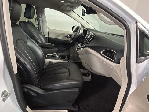 Used 2024 Chrysler Pacifica Touring-L FWD image 34