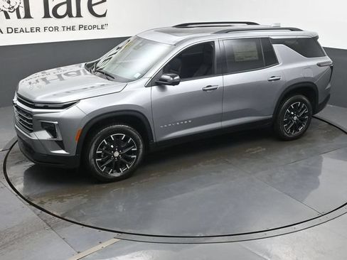 New 2026 Chevrolet Traverse LT w/ Sun and Wheel Package FWD image 23
