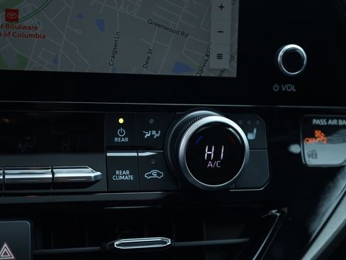 Used 2025 Toyota Highlander XLE image 34