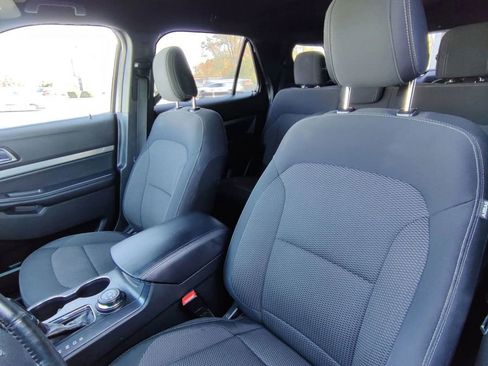 Used 2018 Ford Explorer XLT image 18