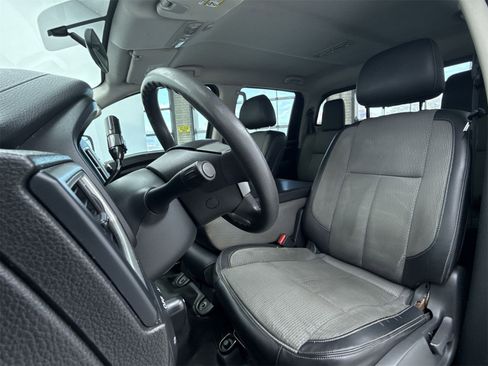 Used 2017 Nissan Titan S image 10