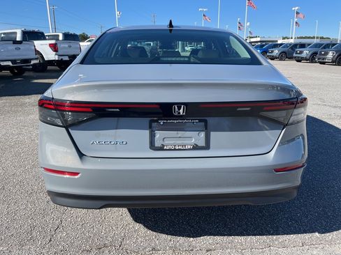 Used 2025 Honda Accord SE image 6