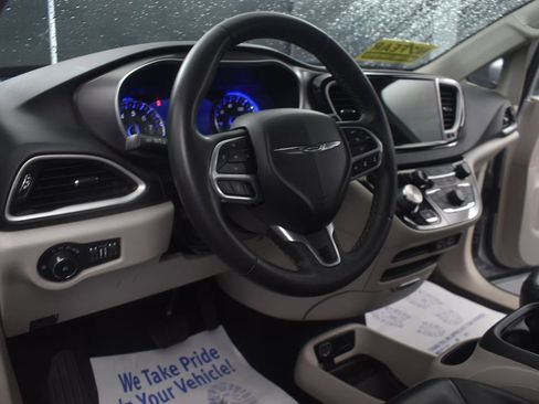 Used 2023 Chrysler Pacifica Touring-L FWD image 17