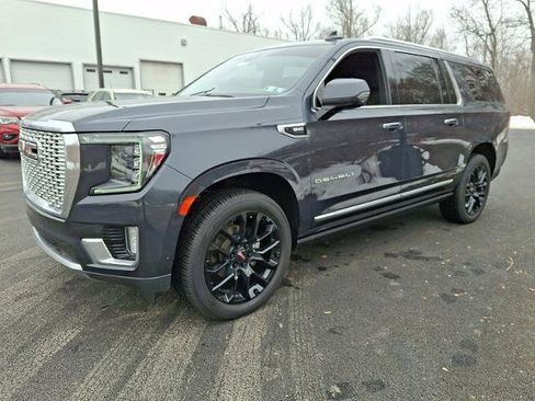 Used 2022 GMC Yukon XL Denali w/ Advanced Technology Package image 3