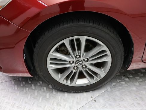 Used 2017 Toyota Camry SE image 4