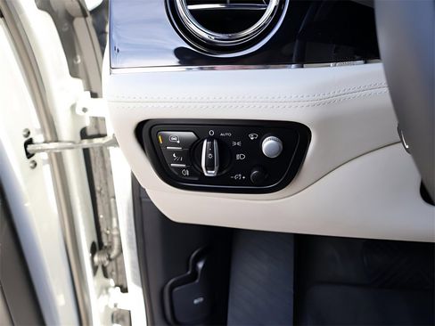 Used 2023 Bentley Bentayga Extended Wheelbase image 39