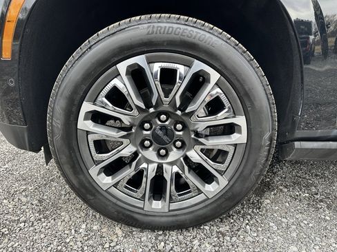 Used 2025 GMC Yukon XL Denali w/ Sun & Power Step Package image 12