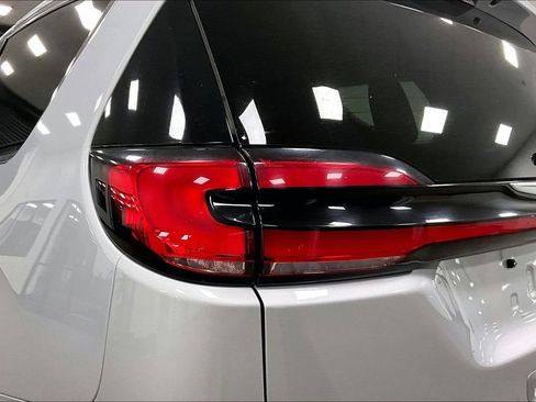 Used 2024 Chrysler Pacifica Touring-L image 23