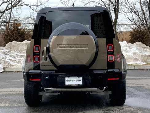 New 2026 Land Rover Defender 110 X-Dynamic SE image 4