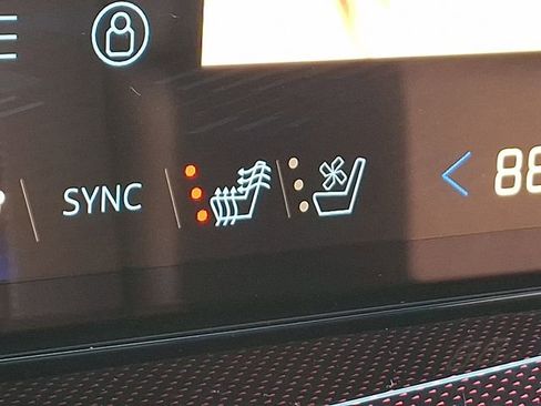 Used 2025 Chevrolet Traverse RS image 29