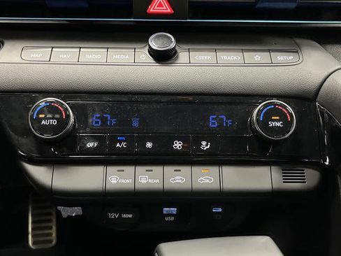 Used 2025 Hyundai Elantra SEL image 17