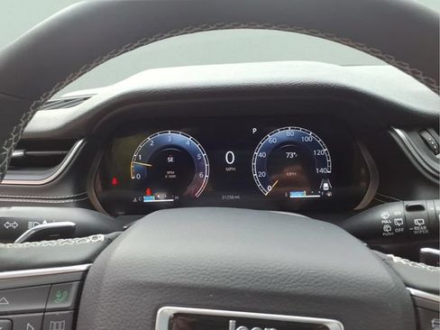 Used 2025 Jeep Grand Cherokee Laredo w/ Luxury Tech Group I AWD/4WD image 19