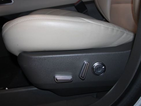 Used 2025 Lincoln Nautilus Premier image 7