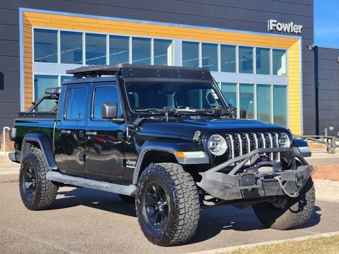 Used 2020 Jeep Gladiator Overland image 2