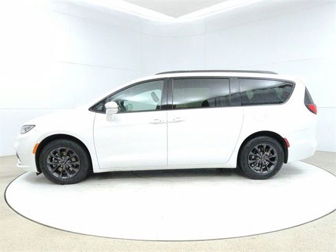 Used 2021 Chrysler Pacifica Touring w/ S Appearance Package image 4
