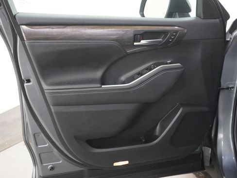 Used 2025 Toyota Highlander Limited AWD/4WD image 18