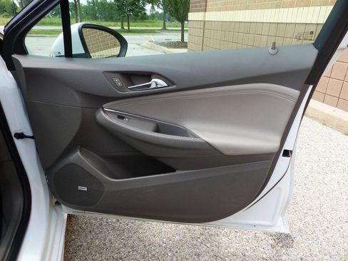 Used 2018 Chevrolet Cruze Premier FWD image 44