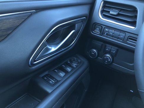 Used 2022 Chevrolet Suburban Premier image 14