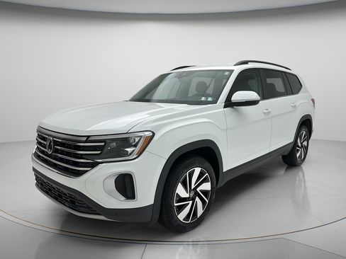 Used 2025 Volkswagen Atlas SE AWD/4WD image 3