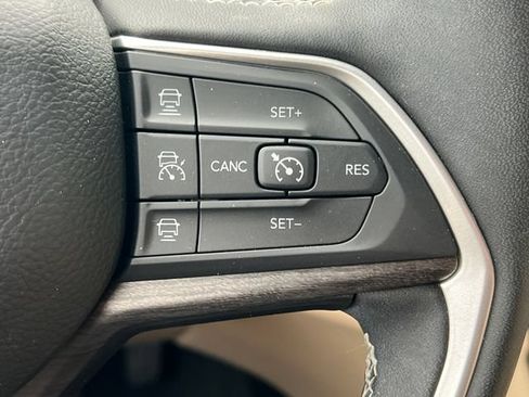 Used 2024 Jeep Grand Cherokee Limited w/ Luxury Tech Group II AWD/4WD image 23