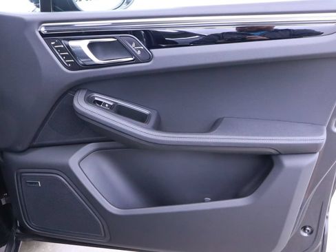 Certified 2025 Porsche Macan AWD/4WD image 19