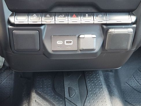 Used 2022 Chevrolet Silverado 1500 Custom Trail Boss w/ LPO, Dark Essentials Package AWD/4WD image 18