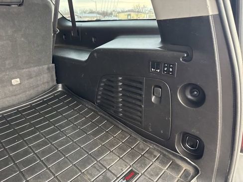 Used 2017 Chevrolet Suburban LT w/ Luxury Package image 31