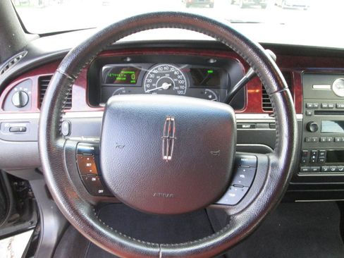 Used 2005 Lincoln Town Car Signature RWD image 19