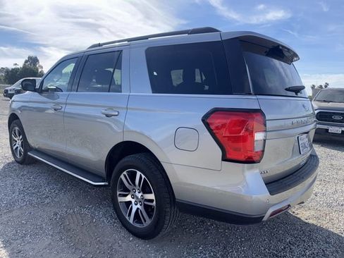Used 2022 Ford Expedition XLT image 2