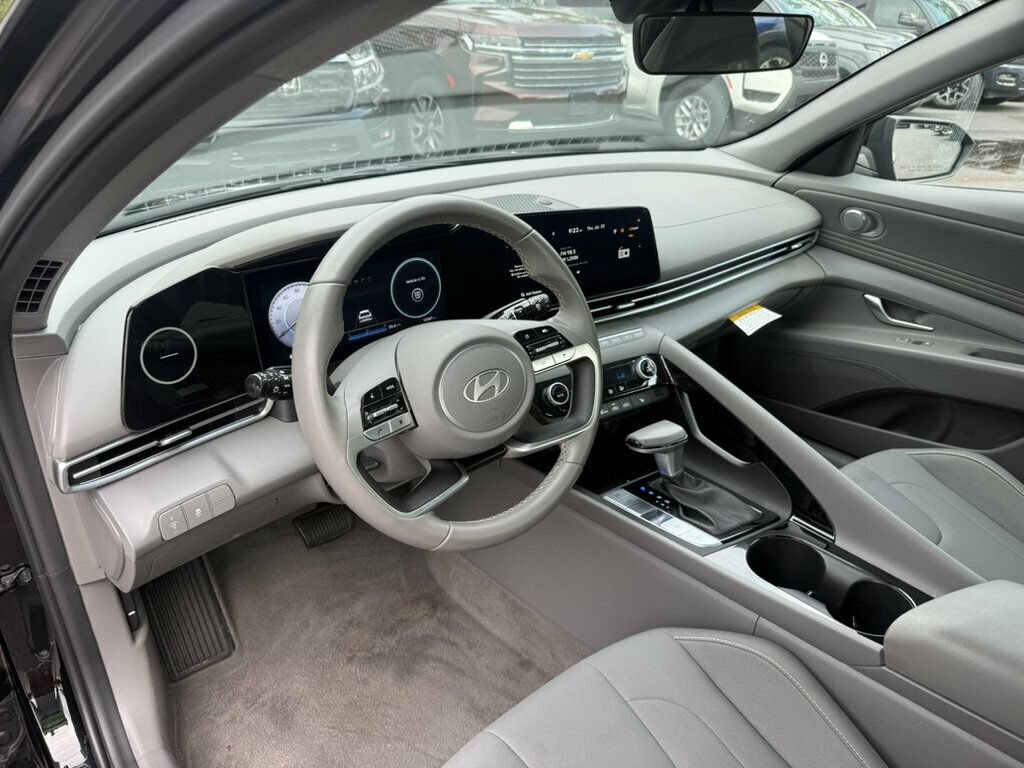 Used 2025 Hyundai Elantra SEL FWD image 3