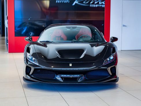 Used 2021 Ferrari F8 Tributo image 2