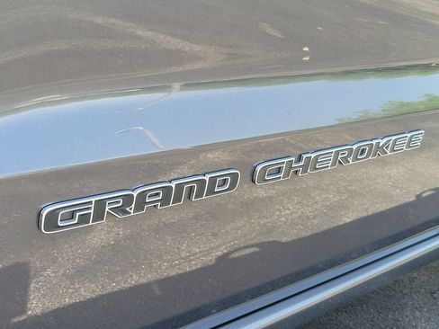 Used 2020 Jeep Grand Cherokee Overland AWD/4WD image 12