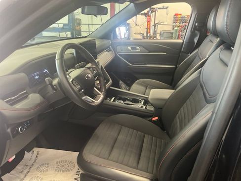 Used 2025 Ford Explorer ST-Line w/ ST-Line Street Pack AWD/4WD image 5