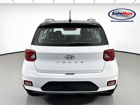 Used 2023 Hyundai Venue Limited image 7