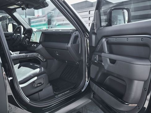 Used 2026 Land Rover Defender 110 OCTA AWD/4WD image 19