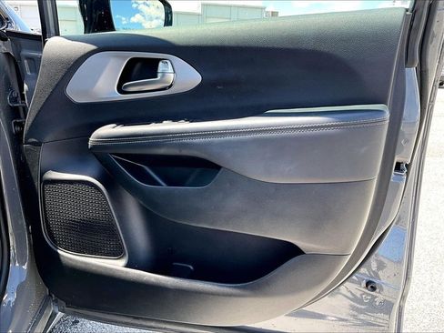 Used 2025 Chrysler Pacifica Limited FWD image 12