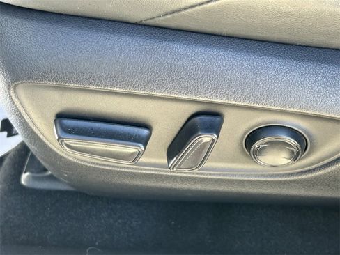 Used 2022 Toyota Venza Limited image 19