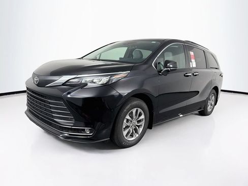 New 2026 Toyota Sienna XLE FWD image 3