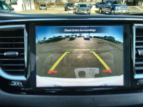 Used 2024 Chrysler Pacifica Touring-L image 17